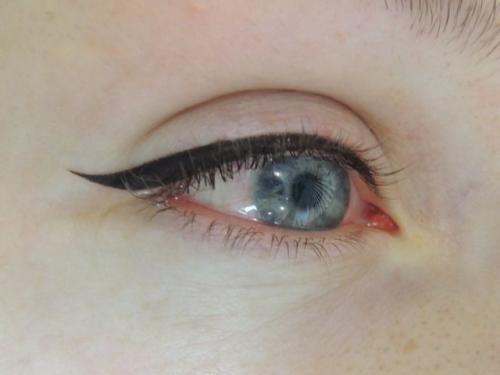 Татуаж глаз стрелки до и после. Татуаж глаз на фото