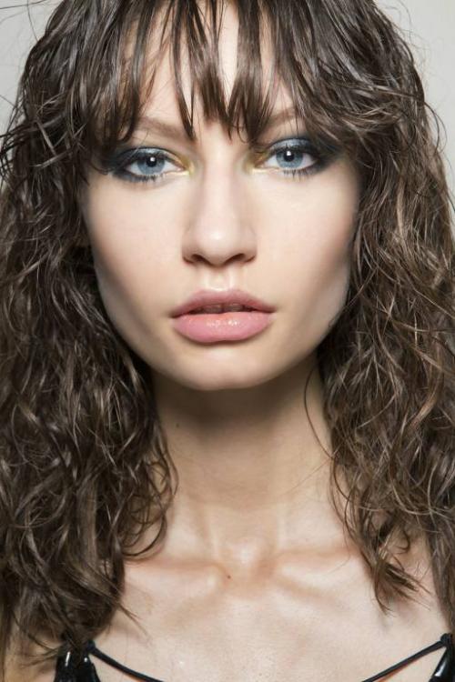 Как подчеркнуть глаза карандашом естественно. Как подчеркнуть цвет глаз с помощью макияжа?