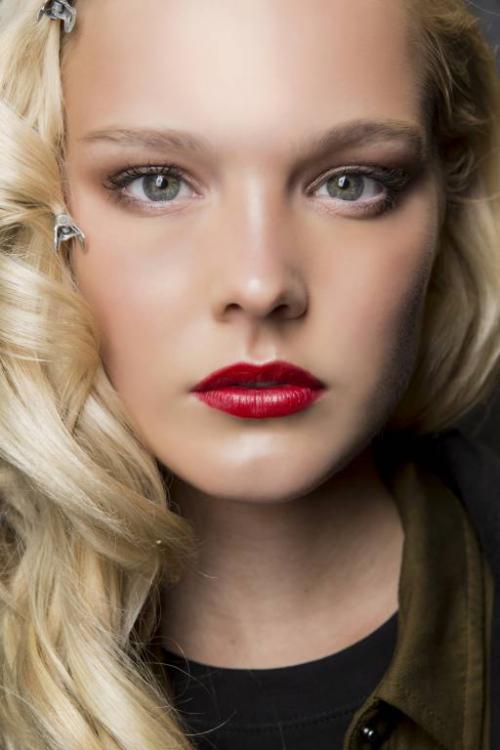 Макияж с красной помадой для блондинок. Как правильно выбрать красную помаду блондинке?