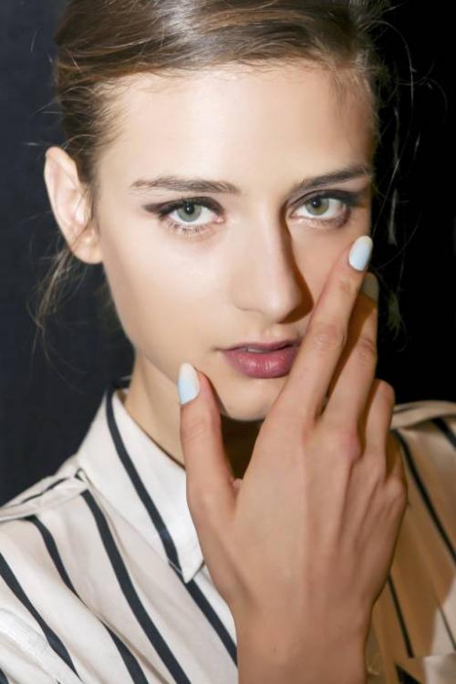 Как подчеркнуть глаза карандашом естественно. Как подчеркнуть цвет глаз с помощью макияжа?