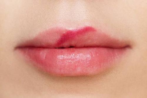 Макияж глаз под красные губы. Макияж с красной помадой: фотоинструкция