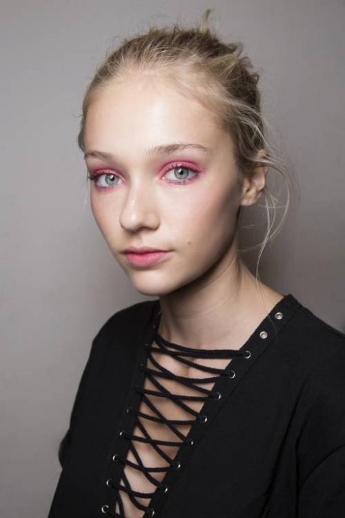 Как подчеркнуть глаза карандашом естественно. Как подчеркнуть цвет глаз с помощью макияжа?