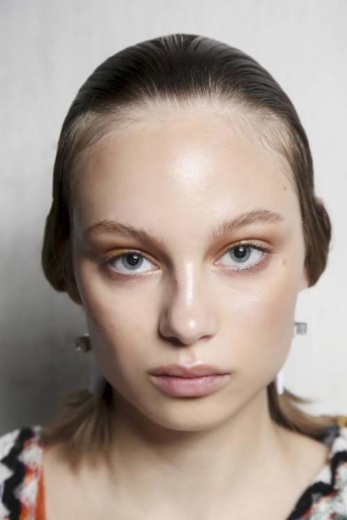 Как подчеркнуть глаза карандашом естественно. Как подчеркнуть цвет глаз с помощью макияжа?