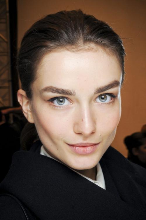 Корейские брови 2019. Прямая форма бровей как главный бьюти-тренд 2019 года