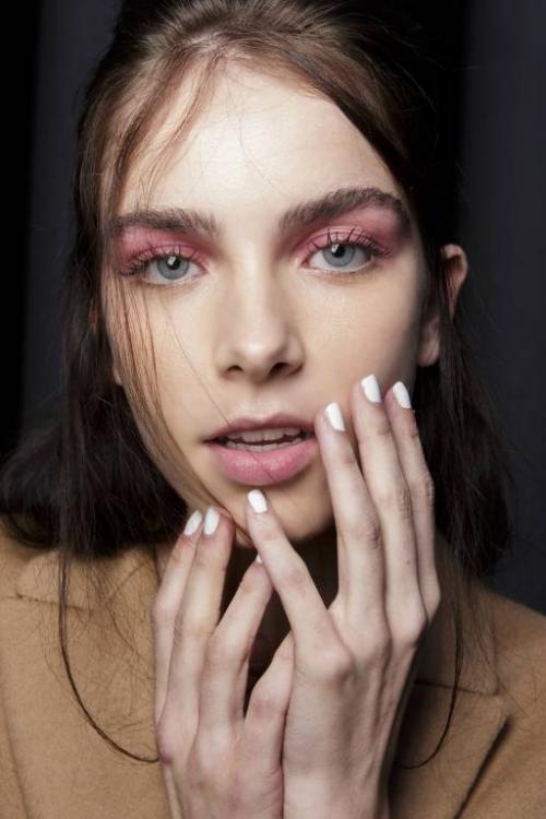 Как подчеркнуть глаза карандашом естественно. Как подчеркнуть цвет глаз с помощью макияжа?