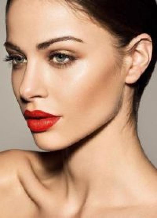 Макияж глаз под красную помаду. Вечерний и праздничный макияж с красной помадой для брюнеток