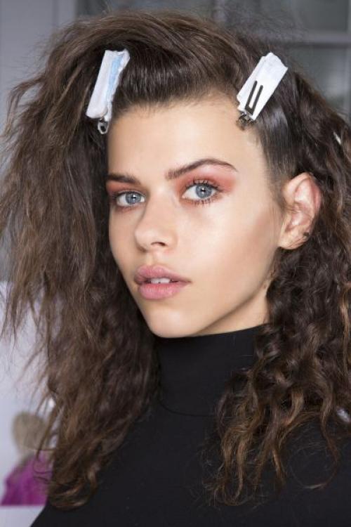 Как подчеркнуть глаза карандашом естественно. Как подчеркнуть цвет глаз с помощью макияжа?