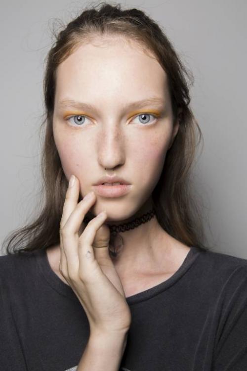 Как подчеркнуть глаза карандашом естественно. Как подчеркнуть цвет глаз с помощью макияжа?