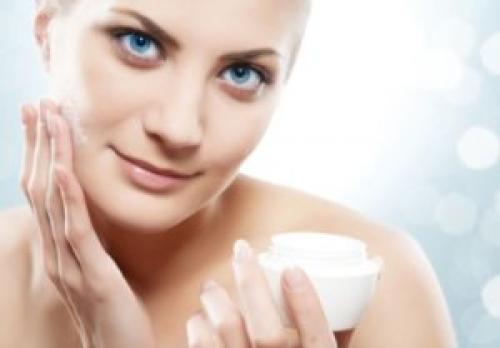 Как правильно наносить крем на шею и зону декольте. Как наносить крем на кожу лица: правила и советы