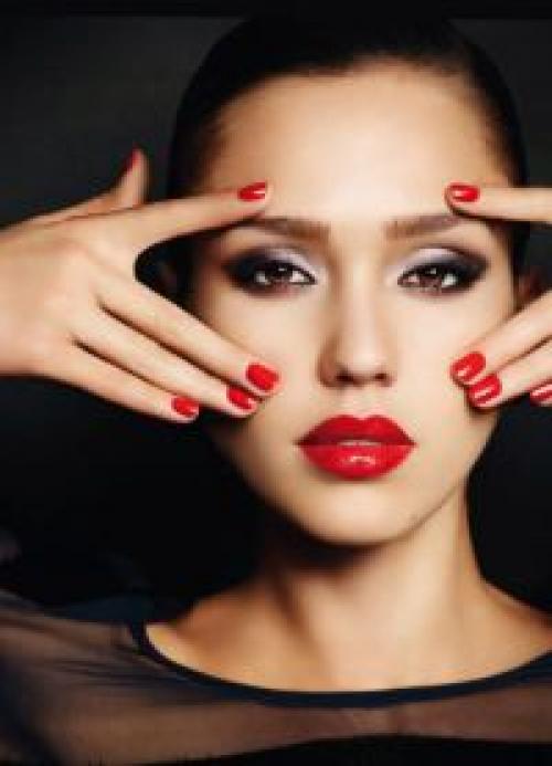 Макияж глаз под красную помаду. Вечерний и праздничный макияж с красной помадой для брюнеток