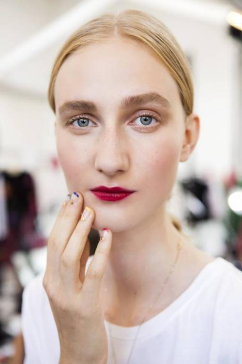 Макияж с красной помадой для блондинок. Как правильно выбрать красную помаду блондинке?