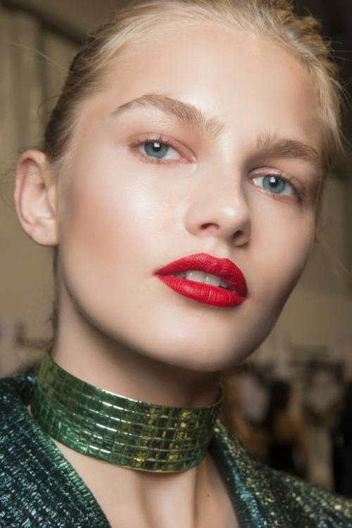 Макияж с красной помадой для блондинок. Как правильно выбрать красную помаду блондинке?