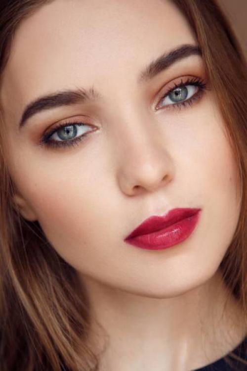 Макияж глаз под красные губы. Макияж с красной помадой: фотоинструкция