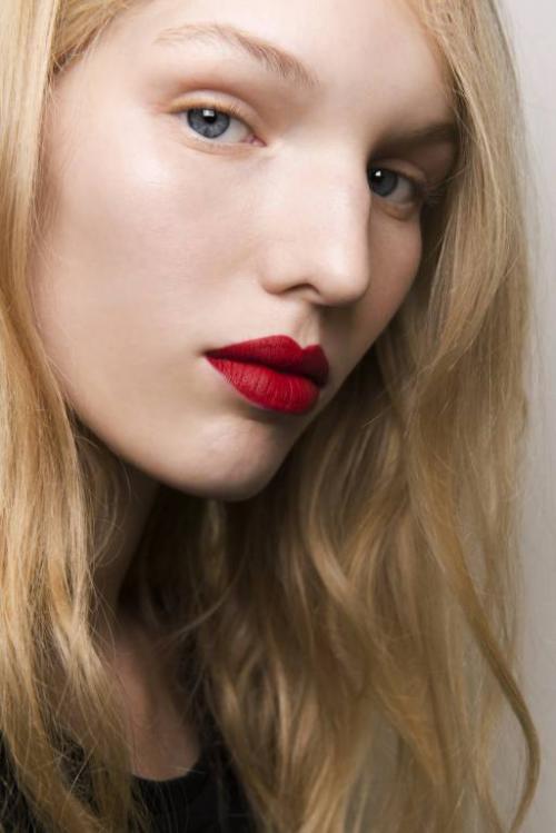 Макияж с красной помадой для блондинок. Как правильно выбрать красную помаду блондинке?