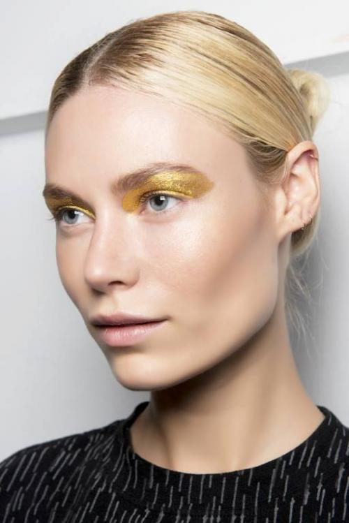 Как подчеркнуть глаза карандашом естественно. Как подчеркнуть цвет глаз с помощью макияжа?