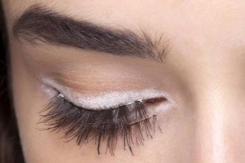 Белый карандаш для глаз: зачем нужен и как его использовать?