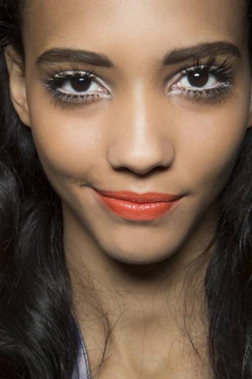 Белый карандаш для глаз: зачем нужен и как его использовать?