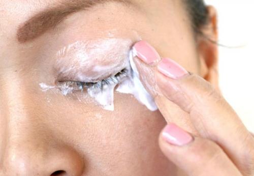 Можно ли красить ламинированные ресницы. Как правильно смывать тушь – советы косметологов