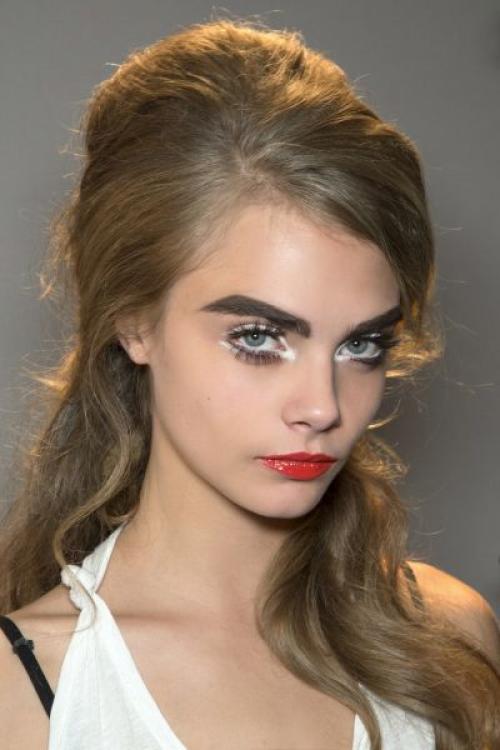 Белый карандаш для глаз: зачем нужен и как его использовать?