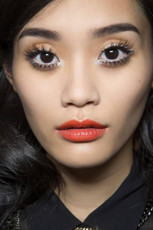 Белый карандаш для глаз: зачем нужен и как его использовать?