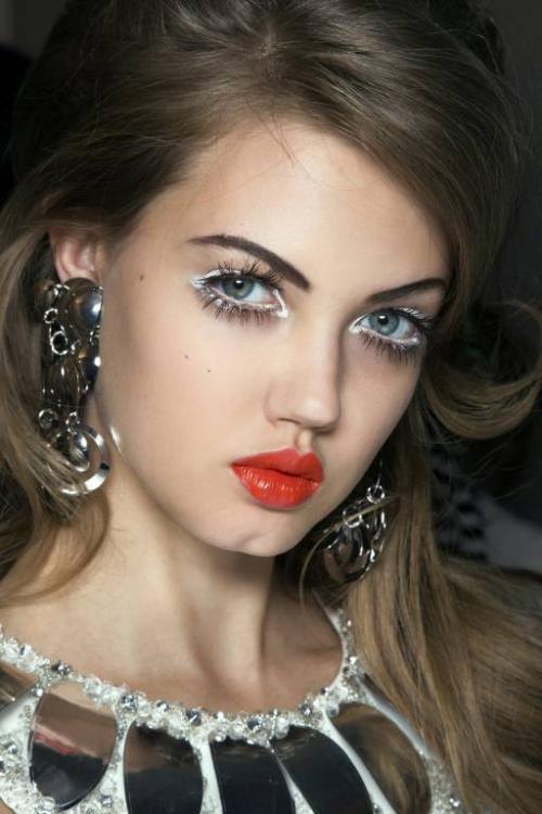 Белый карандаш для глаз: зачем нужен и как его использовать?