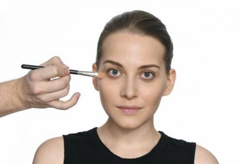 Белая пудра под глазами. Пудра для кожи вокруг глаз: всё о средстве