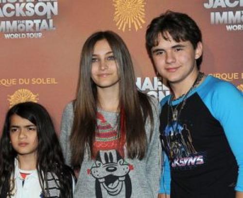 Какой цвет глаз был у майкла джексона.