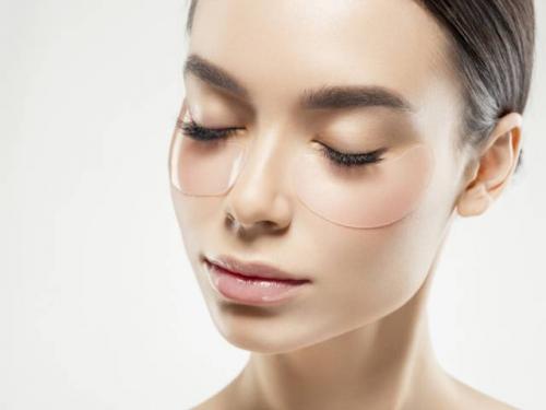 Белая пудра под глазами. Пудра для кожи вокруг глаз: всё о средстве