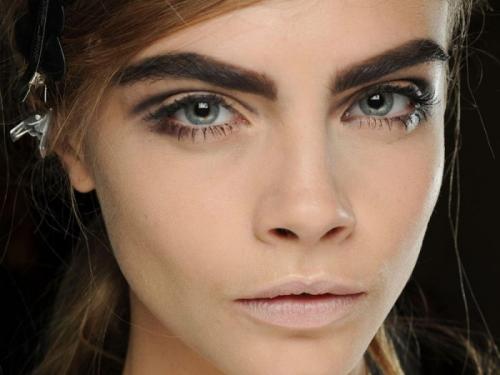 Голливудский макияж пошагово для каре. Макияж Кары Делевинь и его характерные черты
