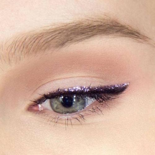 Как подводить глаза лайнером. Какая подводка для глаз – лучше?