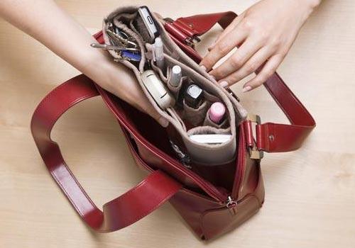 Что должно быть в женской сумке список. Что обязательно должно быть в любой женской сумочке?