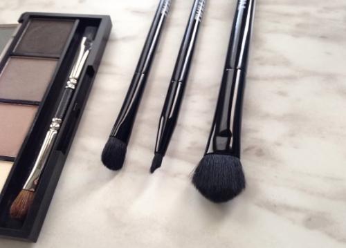 Тени для век Как наносить. Аксессуары для нанесения теней