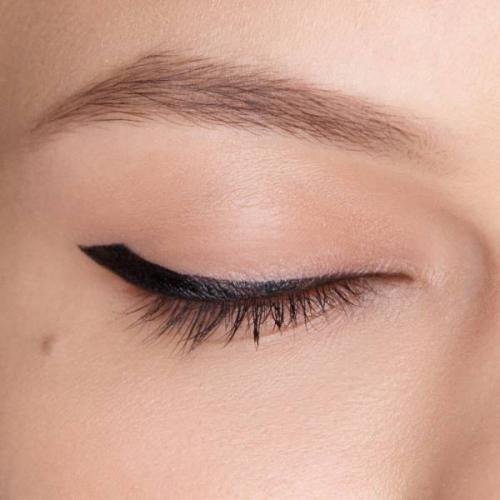 Виды стрелок для нависшего века. Как сделать стрелки для нависшего века? Фотоинструкция