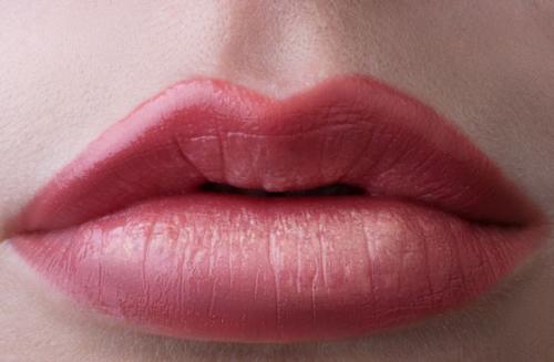 Как проводится процедура акварельного татуажа губ и ее преимущества