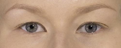 Дымчатая стрелка на каждый день: нависающее веко.