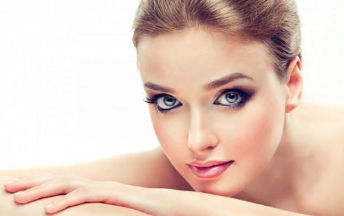 Тени для голубых глаз брюнеток. Какие оттенки косметики подходят лучше всего