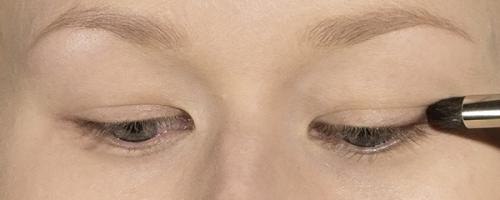 Дымчатая стрелка на каждый день: нависающее веко.