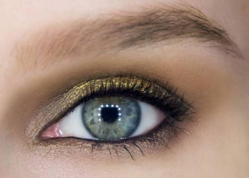 Как наносить жидкие блестящие тени. 3 варианта макияжа глаз с жидкими тенями