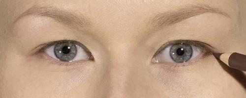 Дымчатая стрелка на каждый день: нависающее веко.