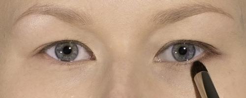 Дымчатая стрелка на каждый день: нависающее веко.