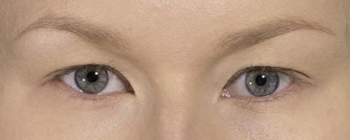 Дымчатая стрелка на каждый день: нависающее веко.