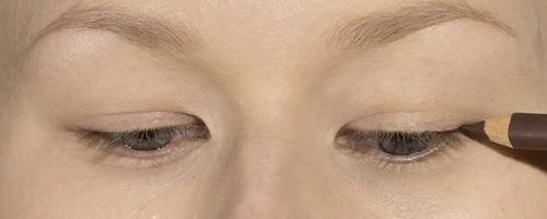 Дымчатая стрелка на каждый день: нависающее веко.