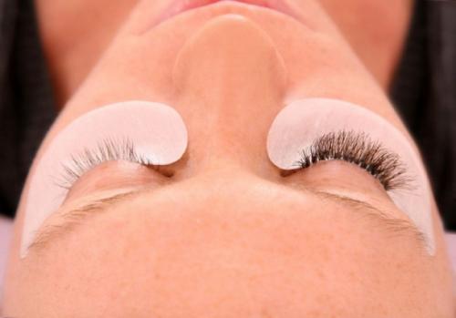 Нарощенные ресницы слипаются. Как расчёсывать нарощенные ресницы? Чего делать нельзя?