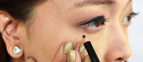 Как правильно подвести глаза карандашом, чтобы они казались больше. Как научится красиво красить глаза карандашом