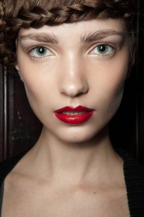 Красная помада, как правильно носить. Как подобрать красную помаду под цвет кожи?