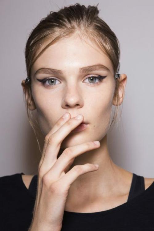 Как с помощью макияжа сделать глаза больше?