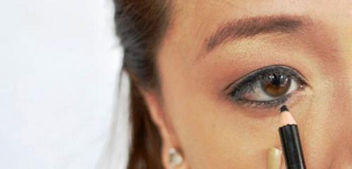Как правильно подвести глаза карандашом, чтобы они казались больше. Как научится красиво красить глаза карандашом