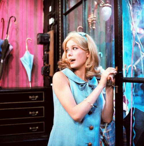 Катрин Денев стиль. Катрин Денев: что делает женщину элегантной