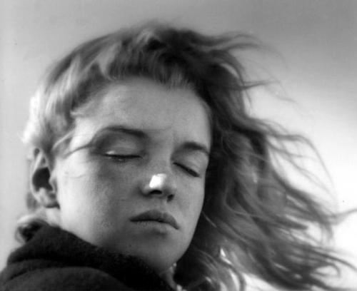 Мэрилин монро карие глаза. Что скрывается за сценическим образом кинозвезды?