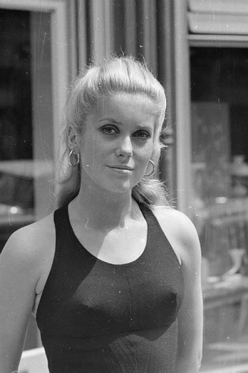 Катрин Денев Глаза. Катрин Денев о своих бьюти-принципах: лимонный сок, минимум солнца и легкий макияж